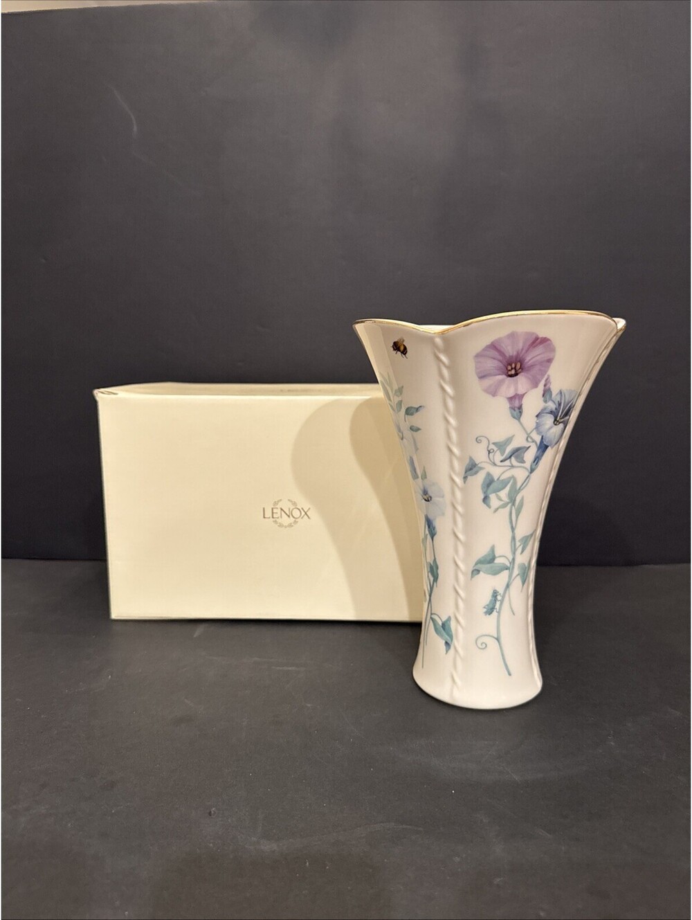 New Lenox Morningside Cottage Flared Vase 8.5” Bee Morning Glory Flowers Gold